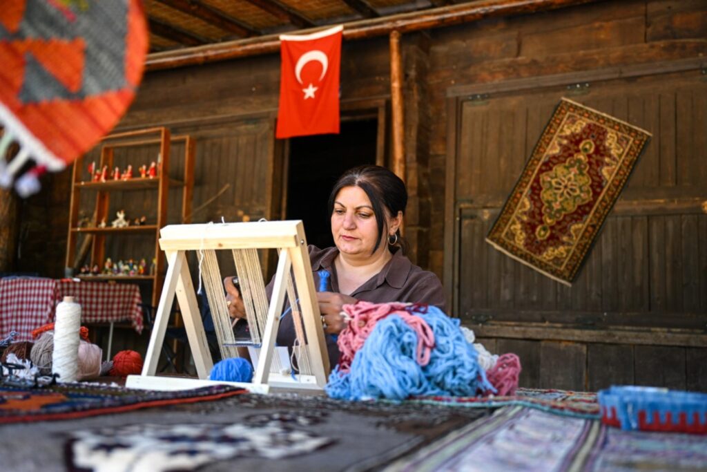 Altınköy’de Geleneksel El Sanatları Yaşatılıyor: “Halılar ve Kilimler Sözsüz Mektuplardır”